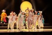♪「月世界旅行」を踊る劇団員たち